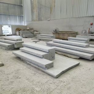 广元 整石台阶（大面火烧+侧面自然面），出货前厂内拼装