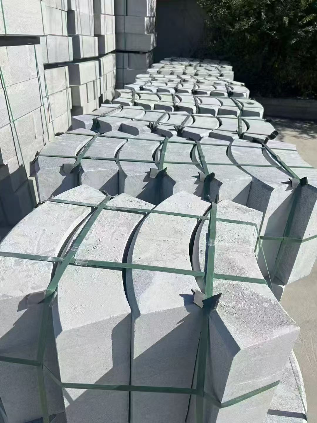 广元 芝麻灰弧形路沿石