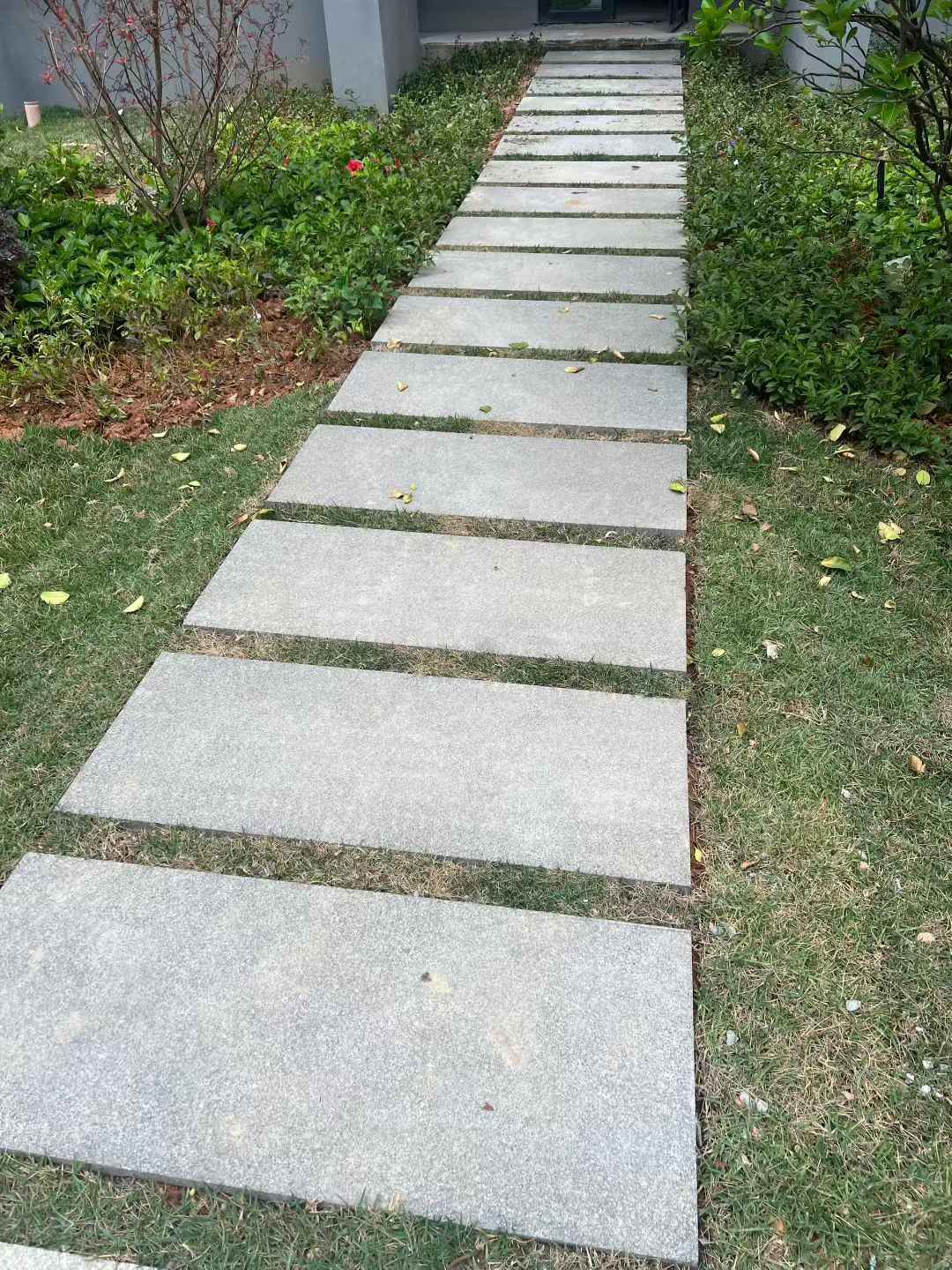 广元 芝麻黑小区踏步、汀步石铺装效果