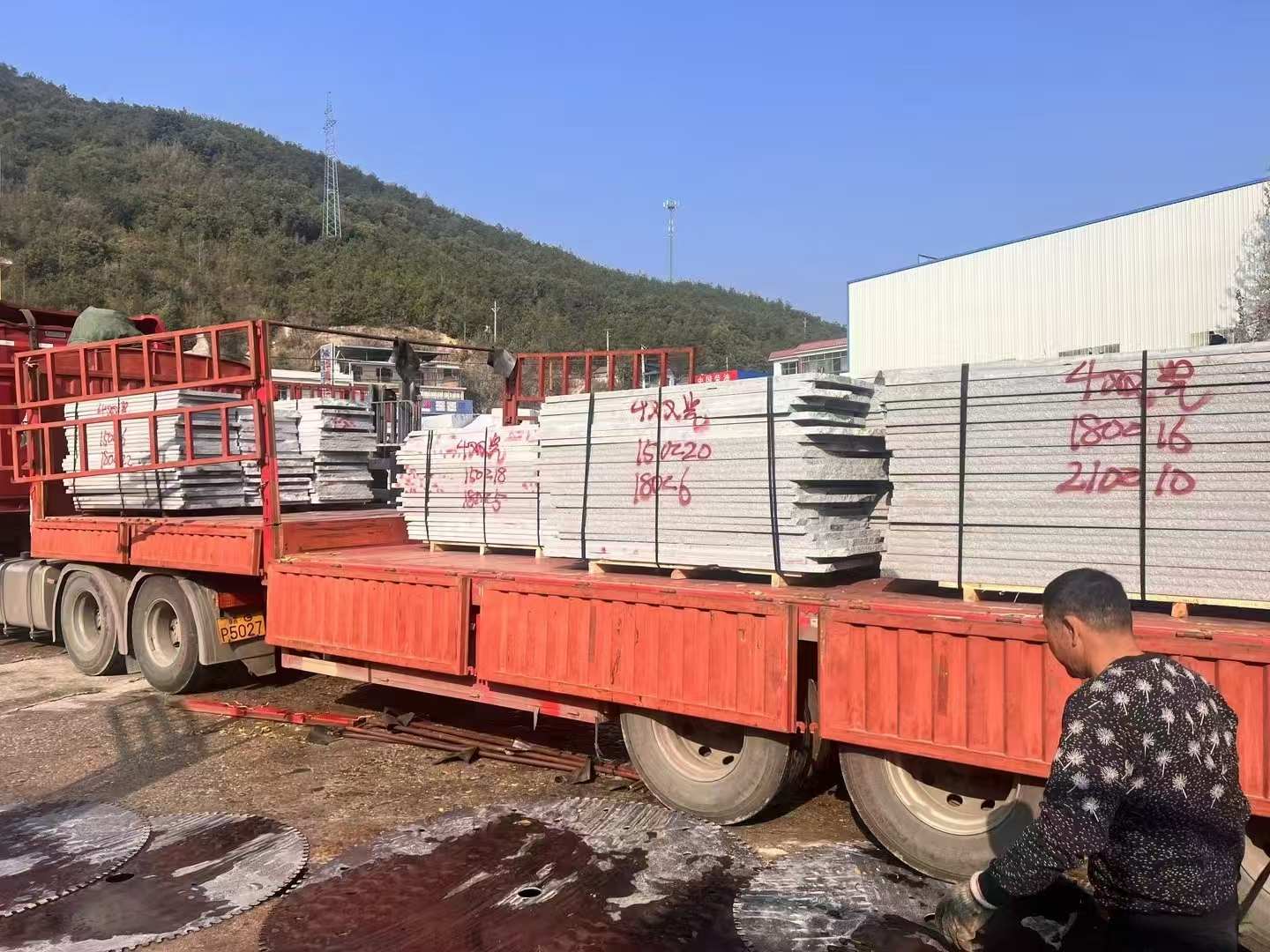 广元 芝麻灰花岗岩光面毛板出货日常